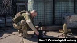 Ілюстраційне фото. Військовий протиповітряного підрозділу готує дрон-перехоплювач P1-Sun для запуску поблизу лінії фронту, Донеччина, квітень 2026 року