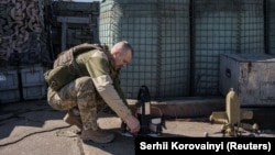 Військовий підрозділу протиповітряної оборони 24-ї окремої механізованої бригади ЗСУ готує дрони-перехоплювачі P1-Sun для зпуску біля лінії фронту, Донеччина, квітень 2026 року