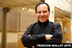 Франко-тунисский модельер Аззедин Алайя позирует во время выставки фоторабот британского художника Ричарда Вентворта, посвященных дизайну одежды, 7 сентября 2017 года в Доме Alaia в Париже.