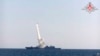موشک کروز مافوق‌صوت «زیرکون» در حال پرتاب از یک ناوشکن روسی در دریای بارنتز