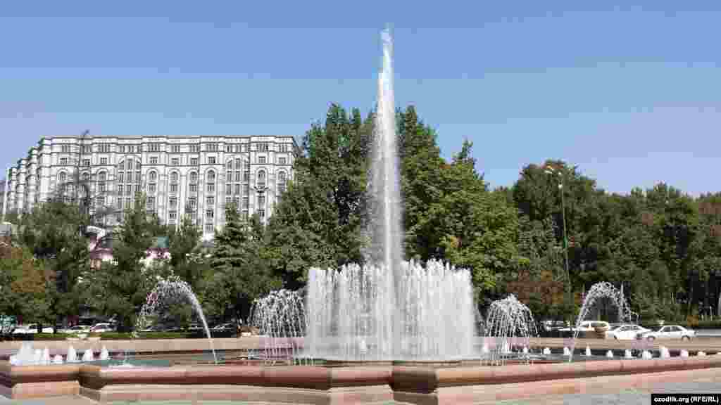 Садриддин Айний номидаги опера ва балет театри олдидаги фаввора