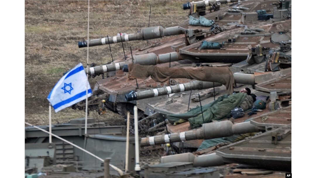 Soldații israelieni dorm pe tencurile strânse în nordul țării, la granița cu Libanul, 1 octombrie.