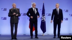 Mionistrul rus adjunct al apărării, generalul Alexander Fomin, ministrul rus adjunct de externe Alexander Grușko secretarul general al Alianței Nord-Atlantice la Consiliul NATO-Rusia, Bruxelles, 12 ianuarie 2022