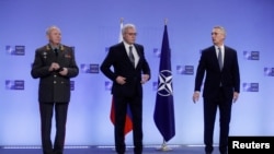 Shefi i NATO-s, Jens Stoltenberg (djathtas), dhe liderët e delegacionit rus, Aleksandr Grushko, zëvendësministër i Jashtëm rus (në mes), dhe Aleksandr Fomin, zëvendësministër i Mbrojtjes (majtas)