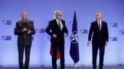 Shefi i NATO-s, Jens Stoltenberg (djathtas), dhe liderët e delegacionit rus, Aleksandr Grushko, zëvendësministër i Jashtëm rus (në mes), dhe Aleksandr Fomin, zëvendësministër i Mbrojtjes (majtas)