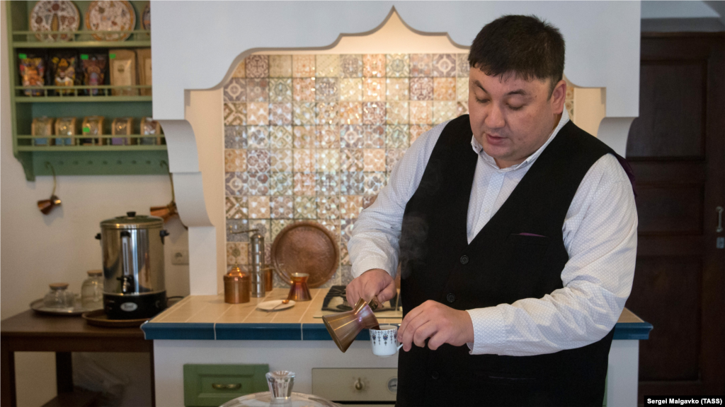 Процесс приготовление кофе по-турецки в кофейне этнографического музея крымских татар