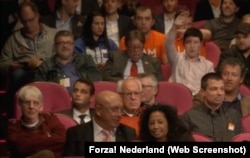 Нікіта Ананьєв ставить запитання з залу під час дебатів у невеликому нідерландському місті Хофддорп 30 березня 2016 року. Сергій Мархель сидить через одне місце ліворуч від нього
