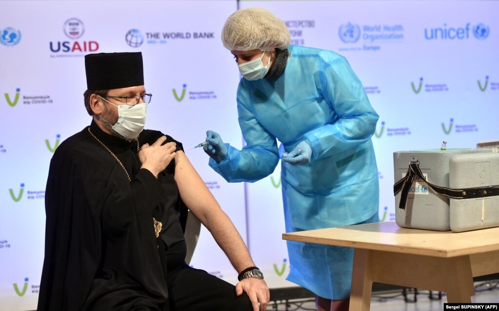 Глава Української греко-католицької церкви (УГКЦ) Святослав (Шевчук) під час щеплення від COVID-19 вакциною Covishield (AstraZeneca). Київ, 16 березня 2021 року. НА ЦЮ Ж ТЕМУ&nbsp;