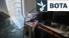Në një video nga kamerat e sigurisë, e publikuar në rrjetet sociale, shihet qartë se shpërthimet pranë zyrës së Radios Evropa e Lirë në Kiev u shkaktuan nga dy raketa që goditën drejtpërsëdrejti.