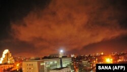 Фотографија на сириската новинска агенција САНА на која е прикажан Дамаск осветлен од експлозиите на сојузничките ракети