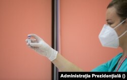 Medicii spun că ultimele variante ale covidului dau simptome diferite de gripă, cum ar fi pierderea auzului.