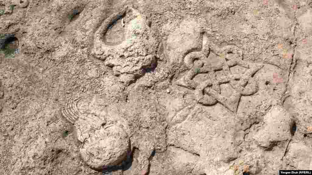 Рисунки на камне &ndash; петроглифы &ndash; созданы неизвестными резчиками в начале XXI века. Здесь раковина, медуза и, возможно, разновидность славянского символа Звезда Лады