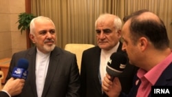 ظریف در فرودگاه پکن