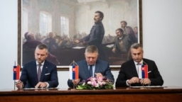 Peter Pellegrimi nga Hlas, Roberto Fico nga partia Smer dhe Andrej Danko nga SNS, gjatë nënshkrimit të memorandumit për formimin e koalicionit qeverisës të ri në Sllovaki. 