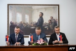 Подписание соглашения о создании новой правящей коалиции по итогам парламентских выборов в Словакии, 11 октября 2023 года. В центре – Роберт Фицо