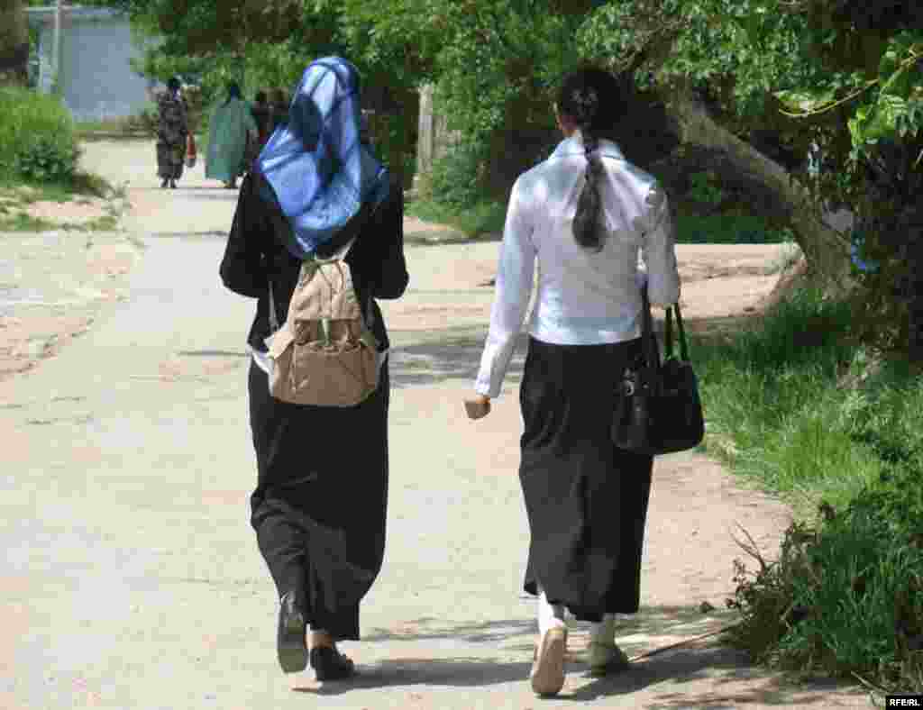 Теъдоди занону духтарони ҳиҷобпӯш дар Тоҷикистон зиёд шуд, вале ин муносибати мардумро ба онҳо дигар накард.