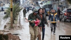 O fată este transportată în urma unui cutremur, în orașul ținut de rebeli Jandaris, Siria, 6 februarie 2023. REUTERS/Khalil Ashawi