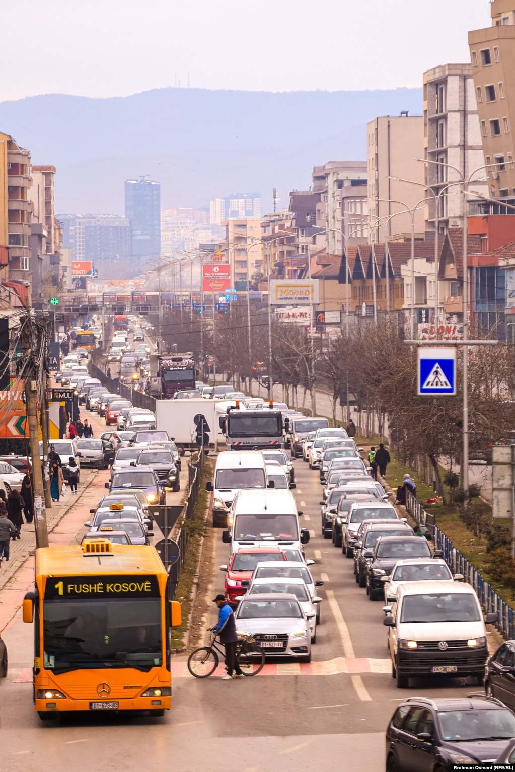 Linja 1 e Trafikut Urban, që lëviz nga Prishtina në Fushë Kosovë. Trafiku Urban thotë se ka 9 linja me 51 autobusë me të cilat udhëtojnë 60 mijë udhëtarë në ditë. 