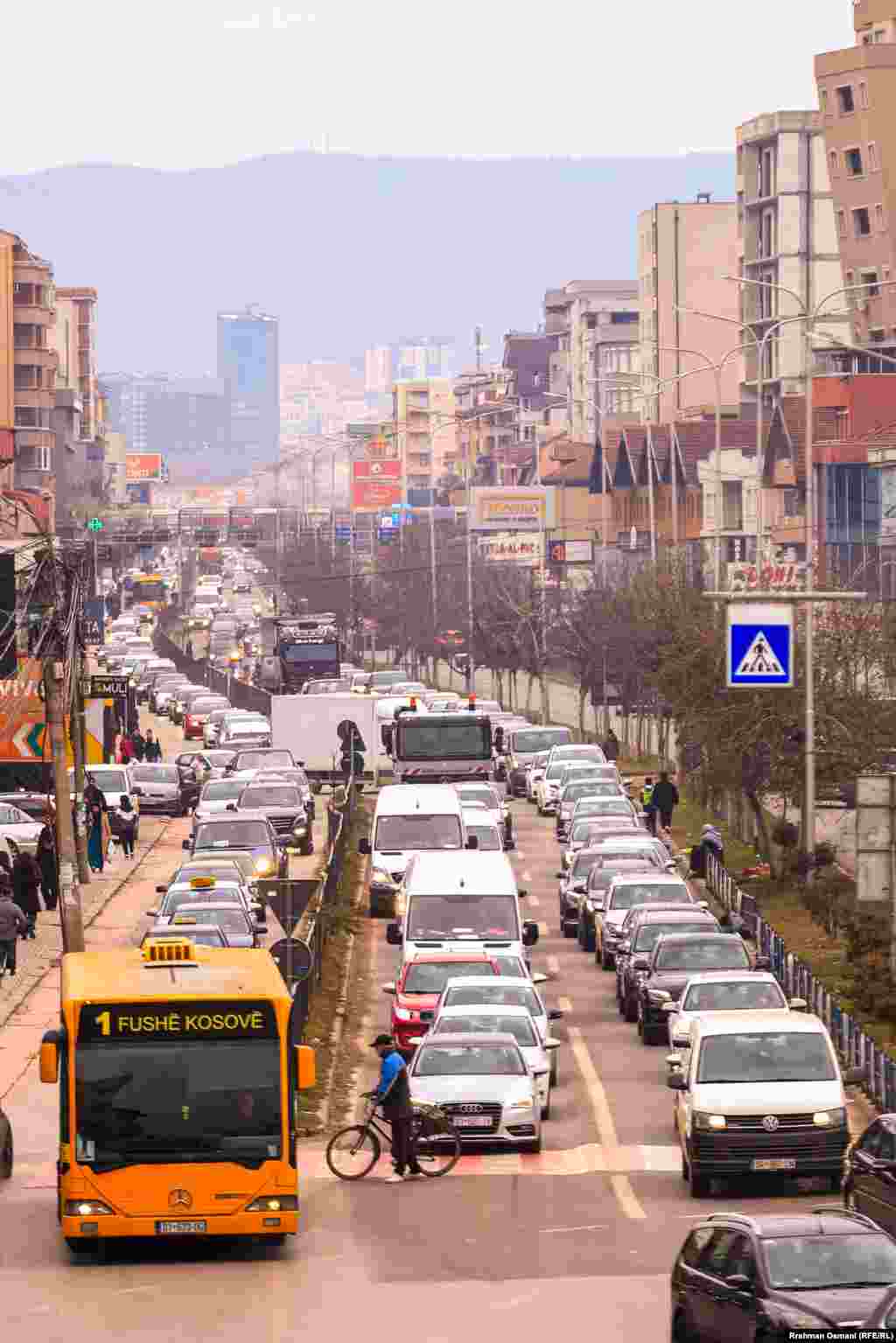 Linja 1 e Trafikut Urban, që lëviz nga Prishtina në Fushë Kosovë. Trafiku Urban thotë se ka 9 linja me 51 autobusë me të cilat udhëtojnë 60 mijë udhëtarë në ditë. 