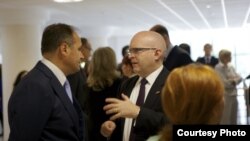 Shkup - Ministri i Punëve të Jashtme të Kosovës, Enver Hoxhaj (M) me zëvendësndihmës sekretarin amerikan të Shtetit, Philip Reeker (D), gjatë pjesëmarrjes në takimin ministror të Kartës SHBA-Adriatik (A5) në Shkup, 18Qershor2013