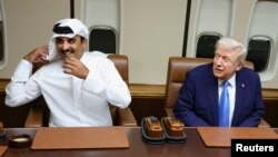 Američki predsjednik Donald Trump i katarski emir šeik Tamim bin Hamad Al Thani reaguju prilikom susreta u avionu Air Force One tokom njegovog zaustavljanja radi dopunjavanja gorivom u zračnoj bazi Al Udeid u blizini Dohe, Katar, 25. oktobra 2025.