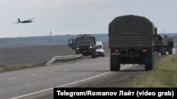 Український дрон атакує російські військові вантажівки біля Мангуша під окупованим Маріуполем, травень 2026 року