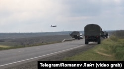 Український дрон атакує російський військовий вантажний транспорт біля Мангуша в Маріупольському районі на окупованій частині Донеччини. Відстань до лінії ЛБЗ близько 100 км