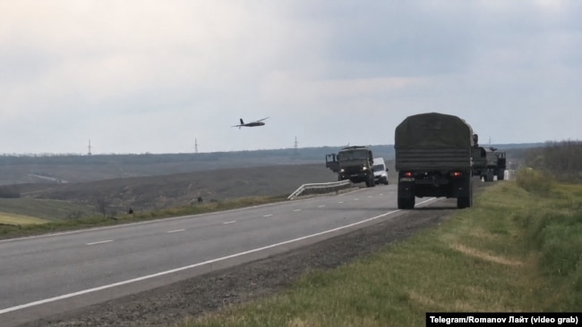 Український дрон атакує російський військовий вантажний транспорт біля Мангуша в Маріупольському районі на окупованій частині Донеччини. Відстань до лінії ЛБЗ близько 100 км