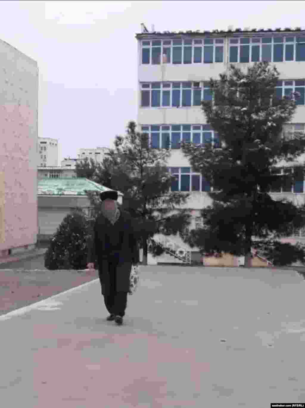 Aşgabat, gezime çykan ýaşuly. Fewral, 2020. &nbsp;