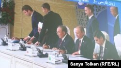 Президентлар Каспий денгизи мақоми тўғрисидаги конвенцияни имзолаш пайтида.