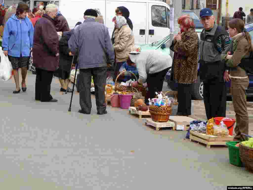 Стыхійны базар на вуліцы