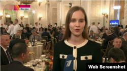 Зьлева ўнізе Дзьмітрый Уткін, вядомы таксама як Вагнэр. Кадр расейскага Першага каналу.