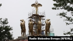 Споменик на паднатите херои за Македонија во Паркот Жена-борец во Скопје.