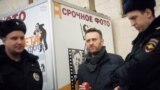 Алексей Навальный задержан полицией во время агитации в метро в поддержку Антикризисного марша 1 марта. 15.02.2015. 