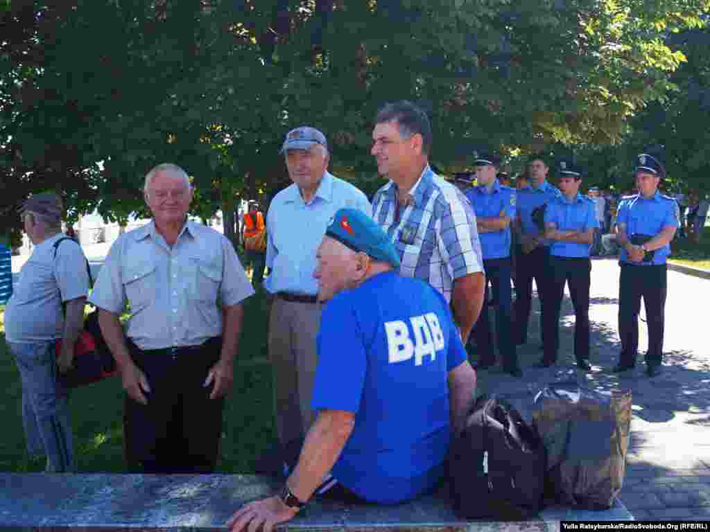 Ветерани-десантники святкують у затінку