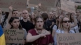 Protestatarii țin pancarte în timpul unei demonstrații împotriva unei legi care elimină independența a două organisme anticorupție. Kiev, 23 iulie.