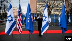 Flamuj të Izraelit, Shteteve të Bashkuara dhe Kosovës, të vendosura para Ministrisë së Punëve të Jashtme dhe Diasporës. Prishtinë, 1 shkurt, 2021. 