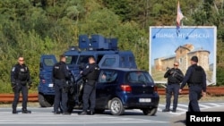 Kosovski policajci patroliraju na putu ka manastiru Banjska, nakon pucnjave, kod Zvečana, Kosovo 26. septembar 2023.