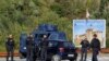 Koszovói rendőrök járőröznek a Banjska-kolostorhoz vezető úton, a koszovói Zvecsán közelében a lövöldözést követően, 2023. szeptember 26-án