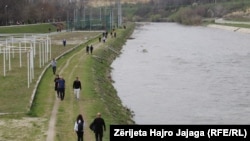 2022, ali i naredne dve godine za otplatu duga Severne Makedonije dospeva oko dve milijarde evra kredita i još pola milijarde evra kamata. Pritisak je to koji će na svojim plećima izneti građani ove države. (fotografija sa obale Vardara u Skoplju proleća 2020.).