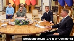 Președintele ucrainean Volodimir Zelenski, președintele francez Emmanuel Macron și președintele român Klaus Iohannis, la Kiev, 16 iunie 2022.