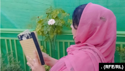 Neda, koja sada živi kao samohrana majka s njenom decom u Pakistanu, kaže da "većina Avganistanaca ne želi da se oženim razvedenim ženama".