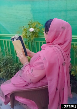 ندا که اکنون به‌عنوان مادری تنها همراه با فرزندانش در پاکستان زندگی می‌کند، می‌گوید: «بیشتر مردان افغان تمایلی به ازدواج با یک زن مطلقه ندارند.»