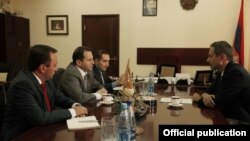 Հայաստան -- Կարմիր խաչի ներկայացուցիչների հանդիպումը հայաստանյան պաշտոնյաների հետ, Երեւան, 30-ը հուլիսի, 2013թ․