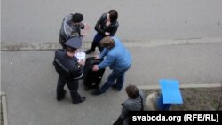 Міліцыя правярае дакумэнты ў расейскіх журналістаў, якія прыехалі да сям'і Кавалёвых