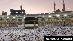 Muslims pray at the Grand Mosque during the annual Hajj pilgrimage in their holy city of Mecca, Saudi Arabia August 8, 2019. FILE PHOTO