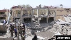 На месте взрыва в Кабуле. 7 августа 2019 года.