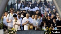 Люди моляться у меморіальному парку в Хіросімі, 6 серпня 2010 року