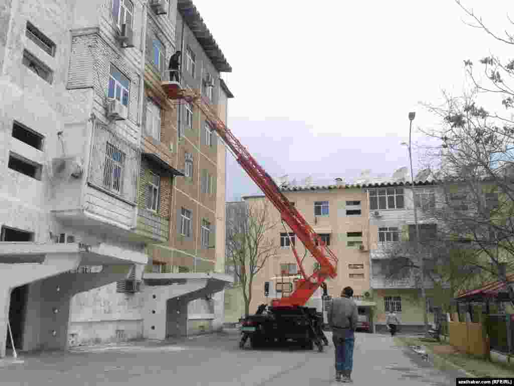 Aşgabadyň Parahat 2 kiçi etrapçasyndaky köp gatly ýaşaýyş jaýlaryň käbirleriniň daşyny abatlamak, ýagny ak reňke boýamak işleriniň dowam edýändigi aýdylýar. Şuňa meňzeş abatlaýyş işleriniň geçeň ýylyň mart aýynda hem geçirilendigi habar berlipdi.