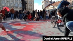 Učesnici protesta ostavljaju "krvave ruke" na platou ispred Gradske kuće u Novom Sadu, 1. decembar 2024.